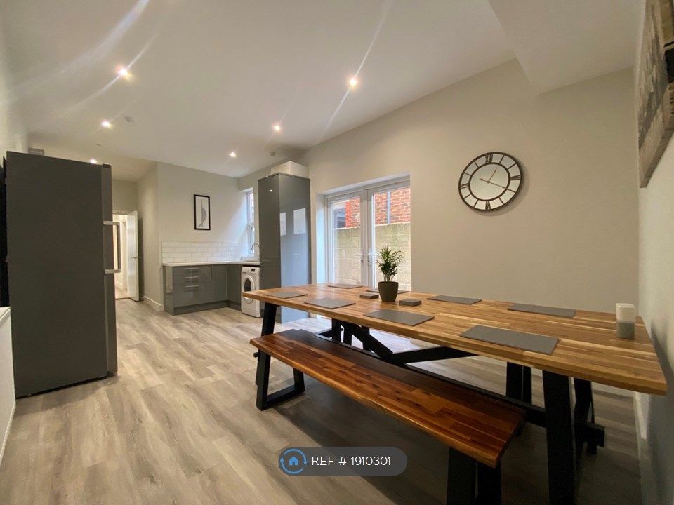 Room to rent in Beresford Road, Portsmouth PO2, £695 pcm Zoopla