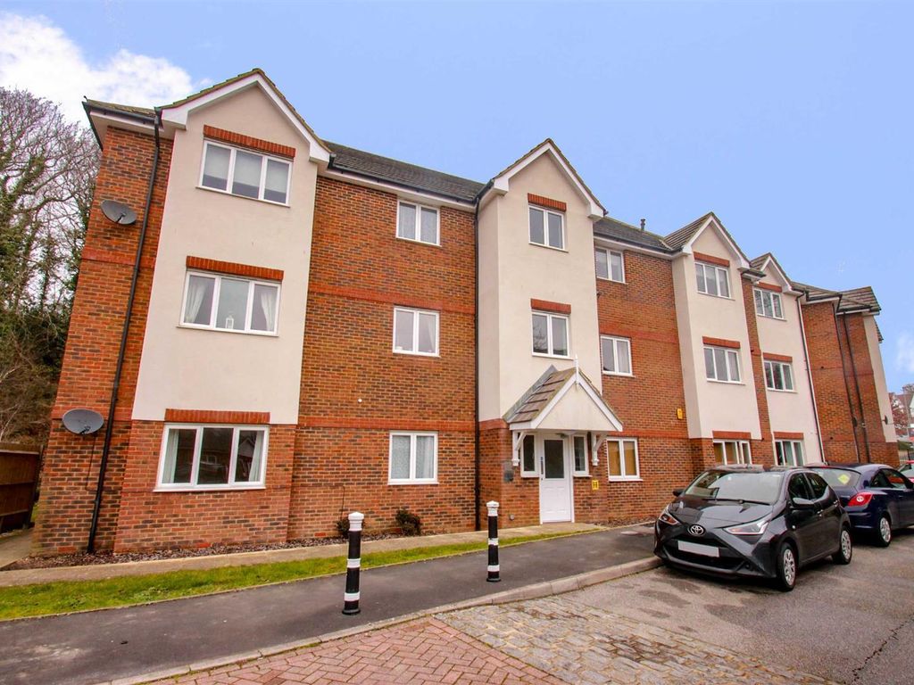 2 bed flat for sale in Welton Rise, St. LeonardsOnSea TN37, £180,000