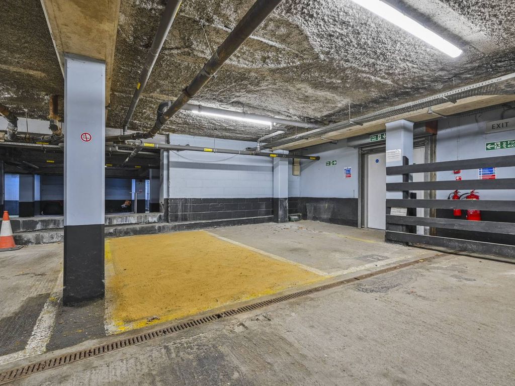 Parking/garage for sale in Drayton Park, Highbury, London N5, £40,000