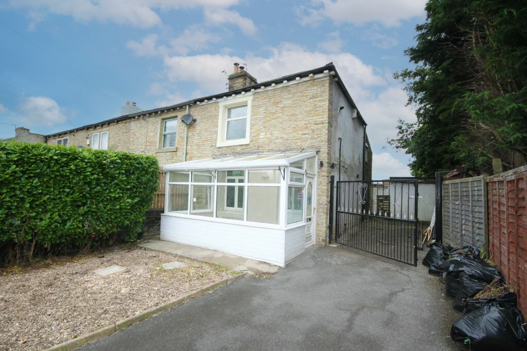 2 bed end terrace house for sale in Toftshaw Lane, Bradford BD4, £