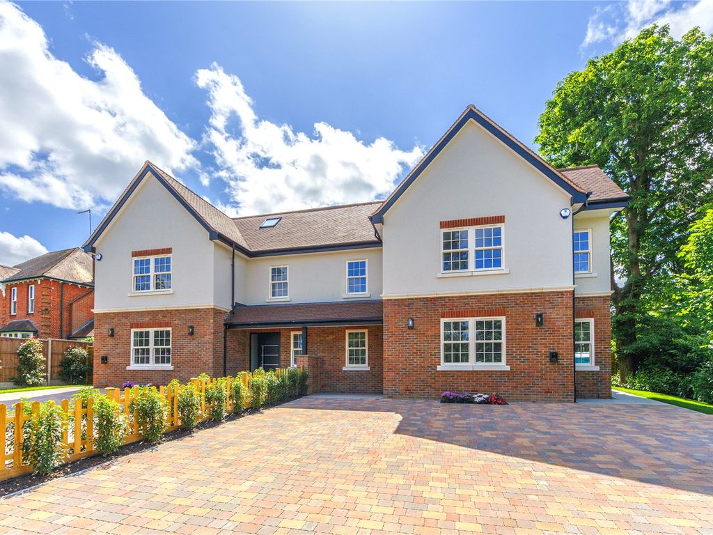 5 bed semidetached house to rent in Christchurch Crescent, Radlett
