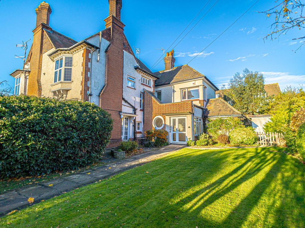 2 bed flat for sale in Kings Road, WestcliffOnSea SS0, £290,000 Zoopla