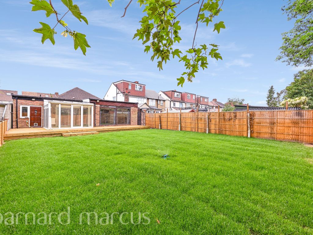 3 bed property to rent in Franks Avenue, New Malden KT3, £2,800 pcm