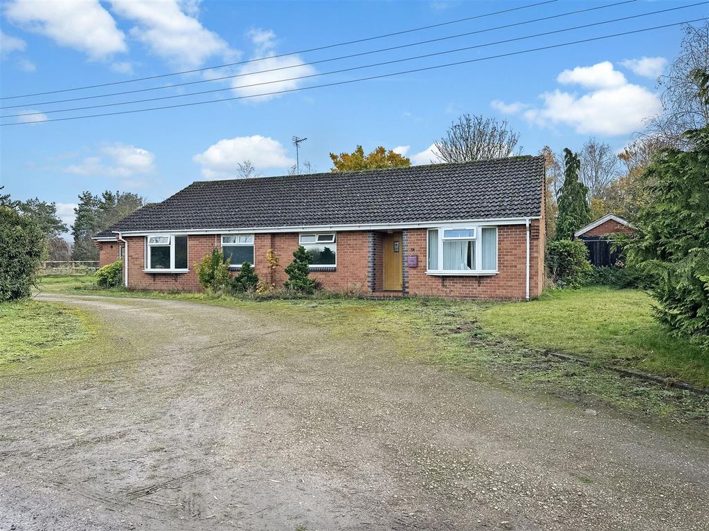 4 bed detached bungalow for sale in Cottage Lane, Collingham, Newark