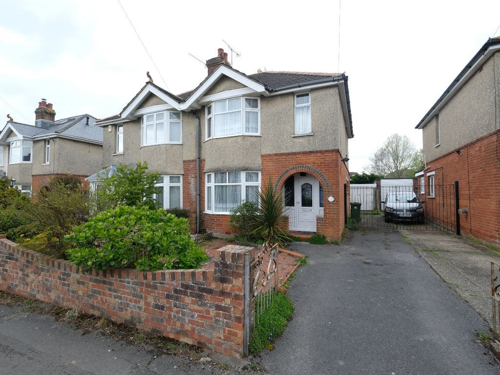 3 bed semidetached house for sale in Kennedy Road, Southampton SO16, £