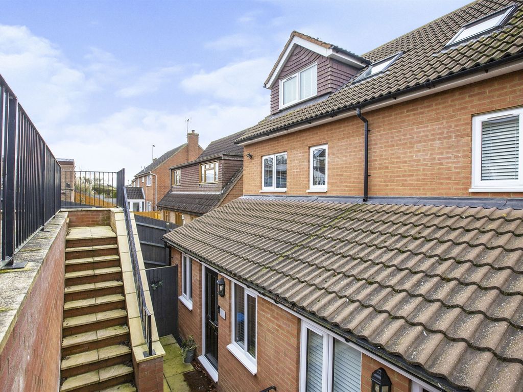 3 bed semidetached house for sale in Holmes Avenue, Raunds