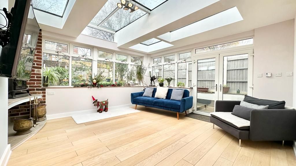 3 bed semidetached house for sale in Brocket Way, Chigwell IG7, £