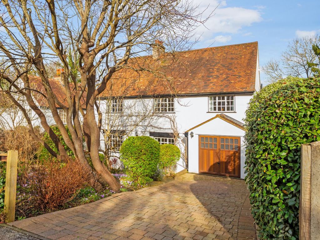 5 bed detached house for sale in Haddon Road, Chorleywood