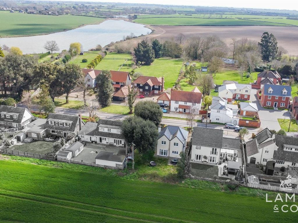 4 bed detached house to rent in Point Clear Road, St. Osyth, ClactonOn