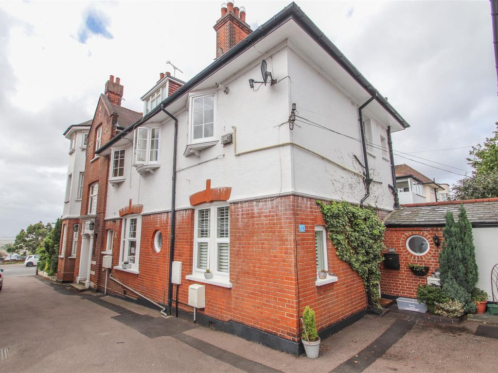 2 bed flat to rent in Grand Parade, LeighOnSea SS9, £1,250 pcm Zoopla