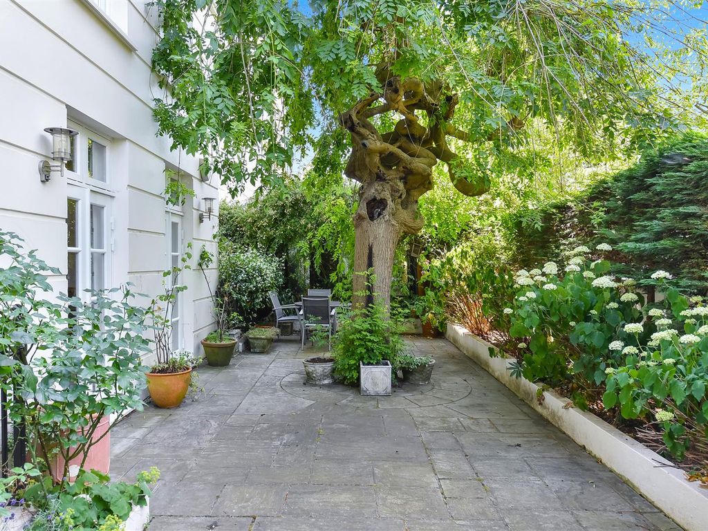 Ordnance Hill, London NW8