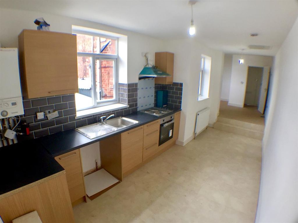 Studio to rent in Carters Green, West Bromwich B70, £750 pcm Zoopla