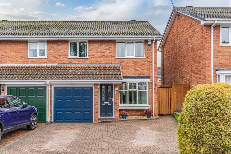 3 bed semidetached house for sale in New Meadow Close, West Heath