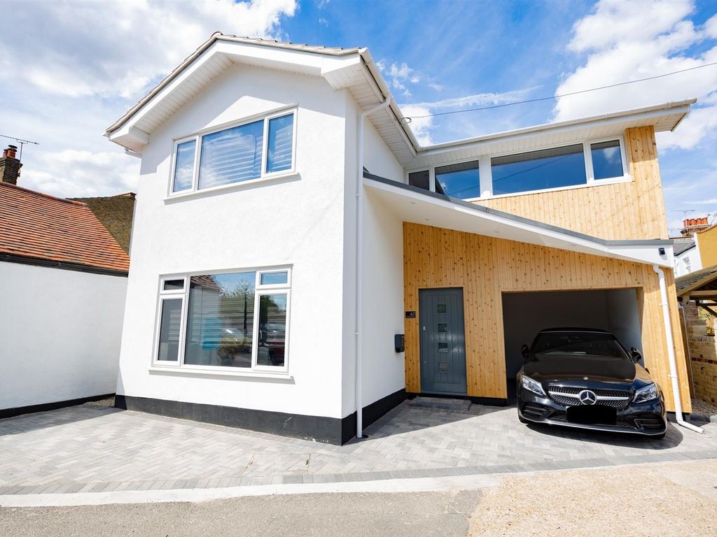 4 bed detached house to rent in Sunningdale Avenue, LeighOnSea SS9, £