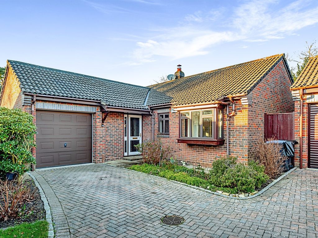 3 bed detached bungalow for sale in Sunnyhill Close, Crawley Down