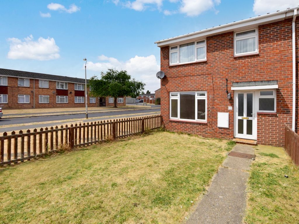 3 bed end terrace house to rent in Samphire Close, Witham CM8, £1,300 pcm Zoopla