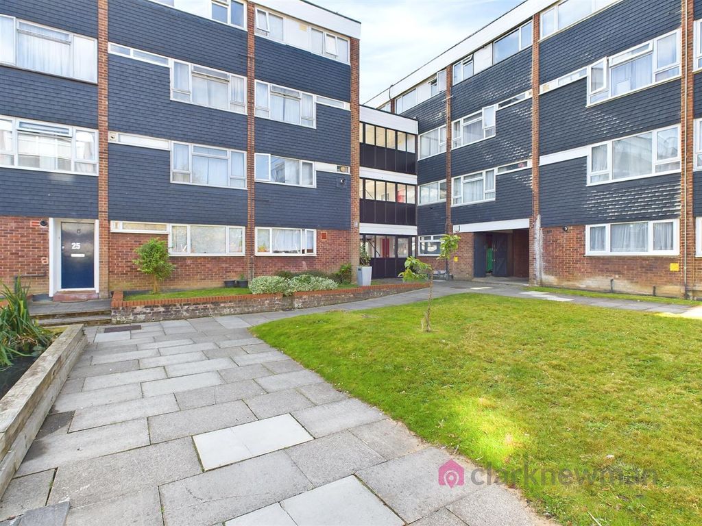 2 bed flat to rent in Park Court, Harlow CM20, £1,400 pcm Zoopla