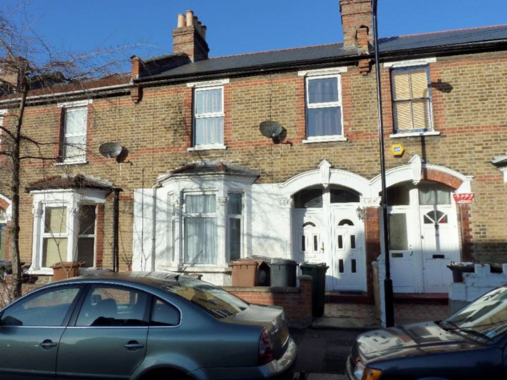 2 bed flat to rent in Hove Avenue, London E17, £1,400 pcm Zoopla