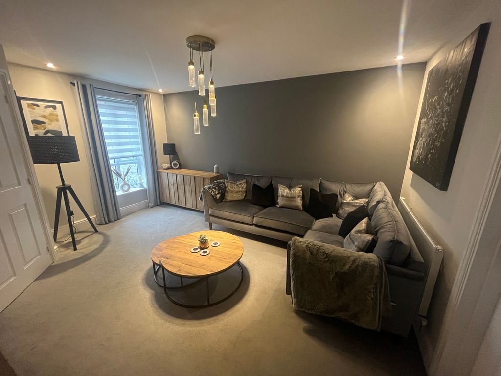 3 bed property to rent in Berrington View, Hampton Gardens