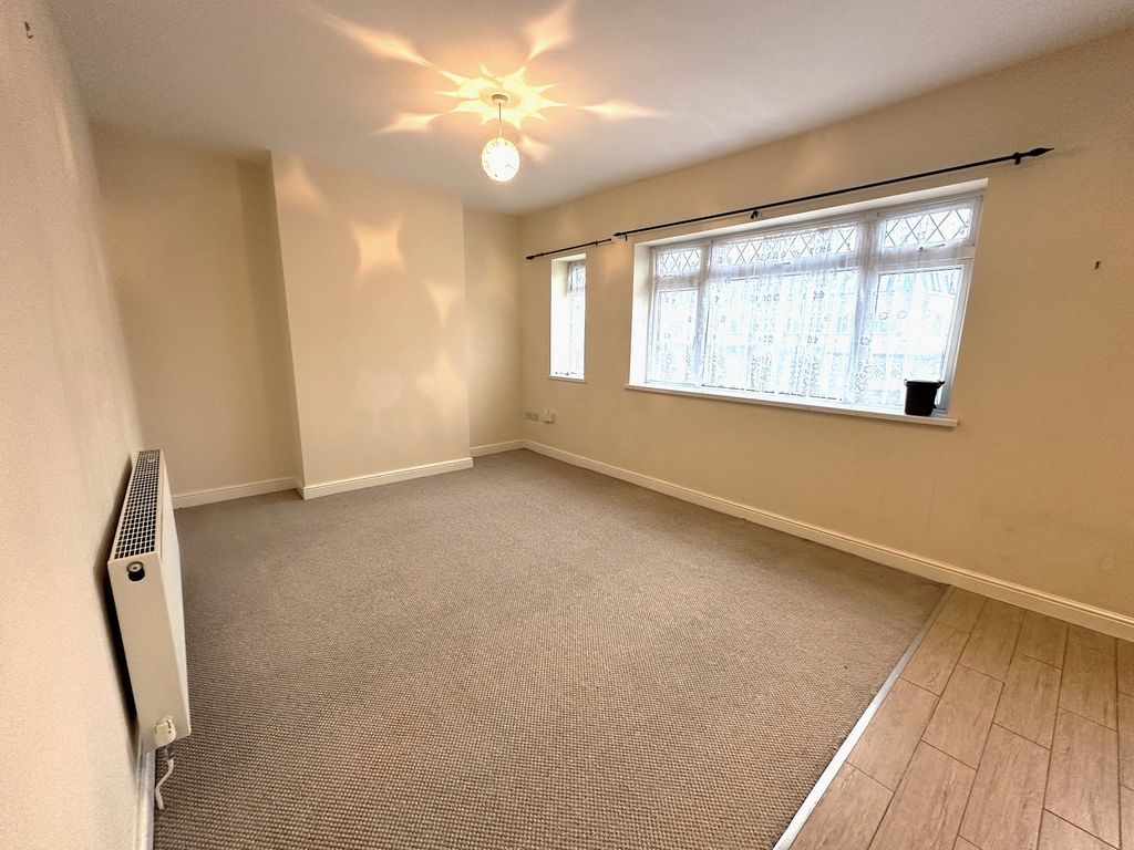 1 bed to rent in Newport Road, Rumney, Cardiff. CF3, £875