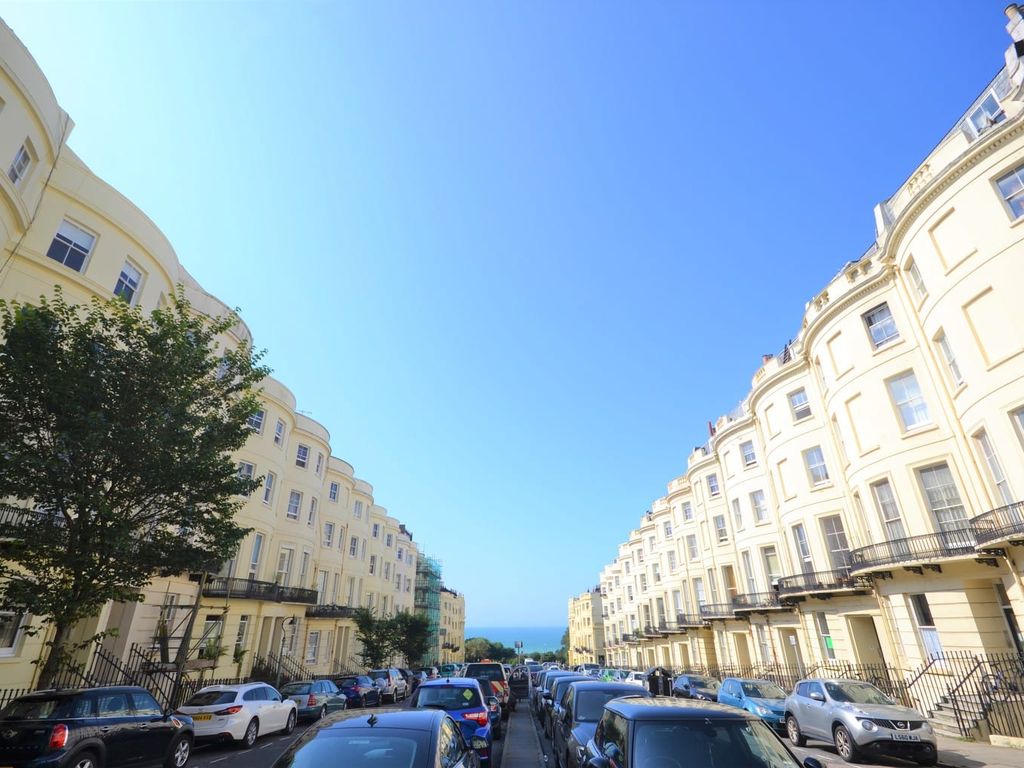 3 bed flat to rent in Brunswick Place, Hove BN3, £1,900 pcm Zoopla