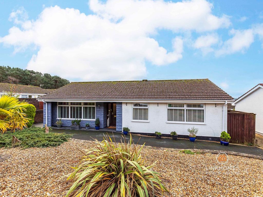 3 bed bungalow for sale in Hillside Drive, Christchurch BH23, £525,000