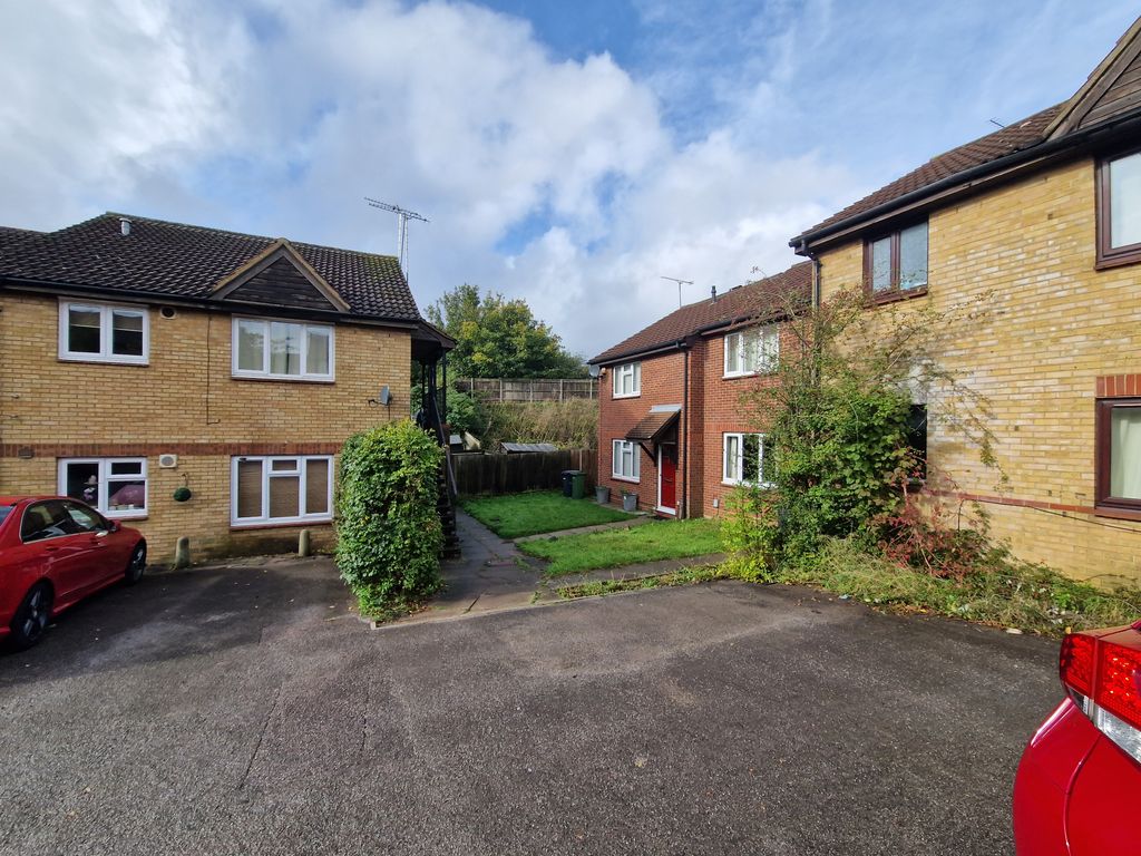 Studio to rent in Gilderdale, Luton LU4, £800 pcm Zoopla