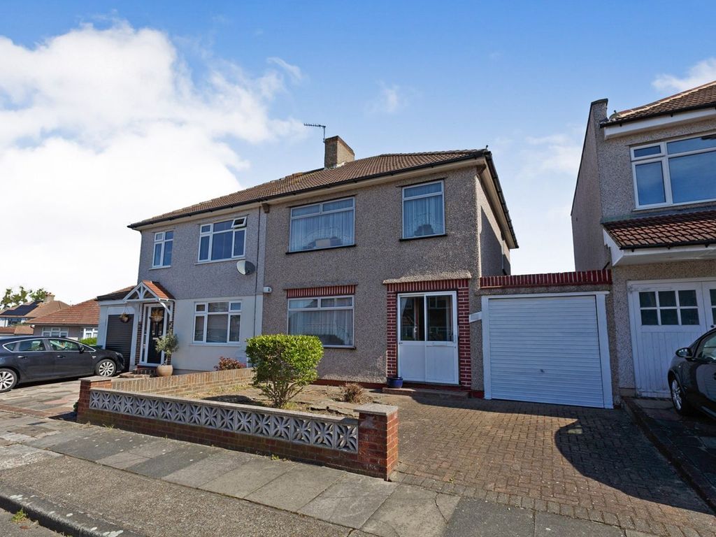 3 bed semidetached house for sale in Stratton Close, Bexleyheath DA7