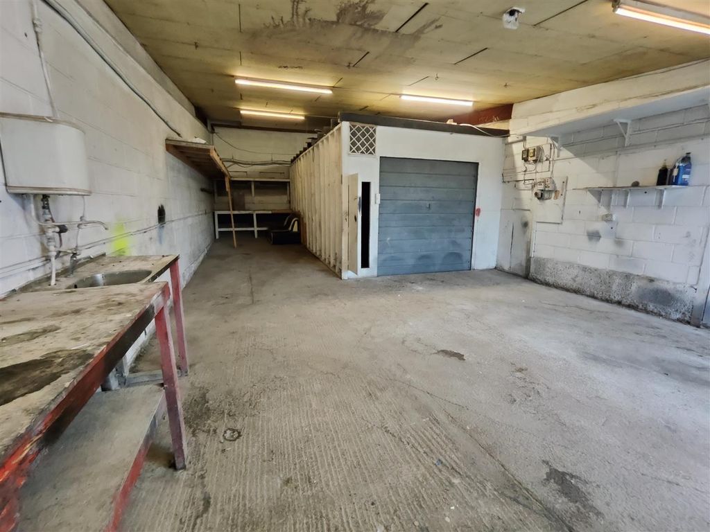 Light industrial to let in Cockers Farm Business Park, Long Lane, Heath