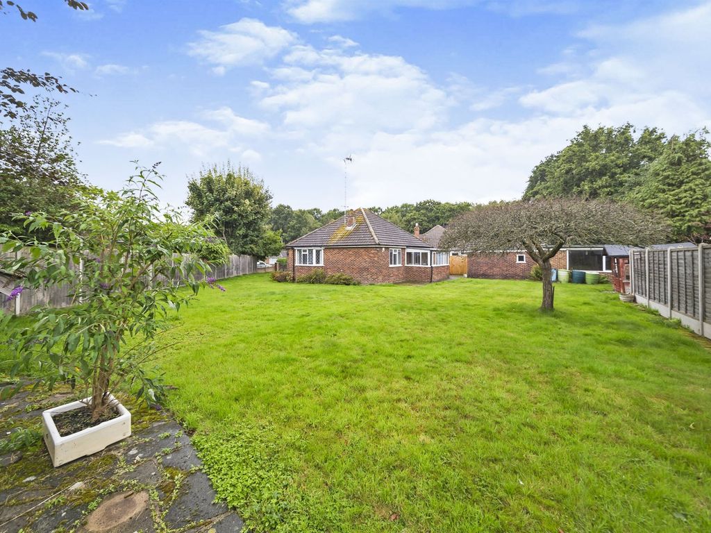 2 bed detached bungalow for sale in Elger Way, Copthorne, Crawley RH10