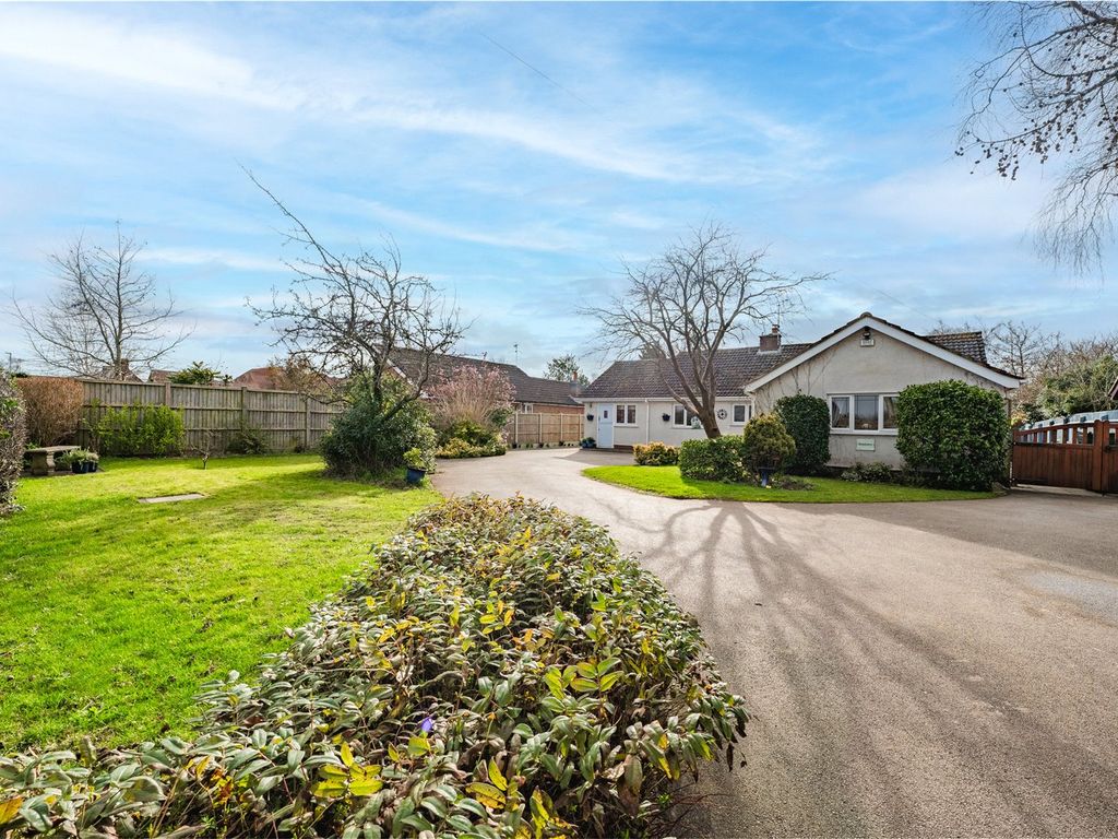 4 bed bungalow for sale in Gravelly Lane, Fiskerton, Southwell