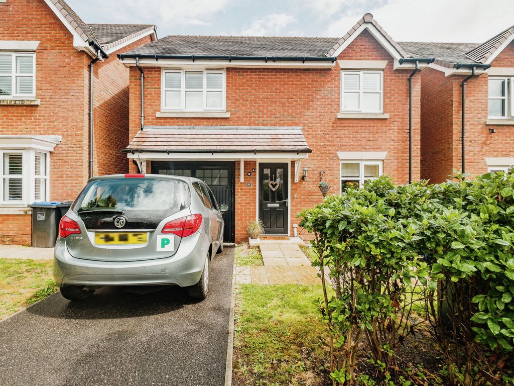 4 bed detached house for sale in Robin Road, GoringBySea, Worthing