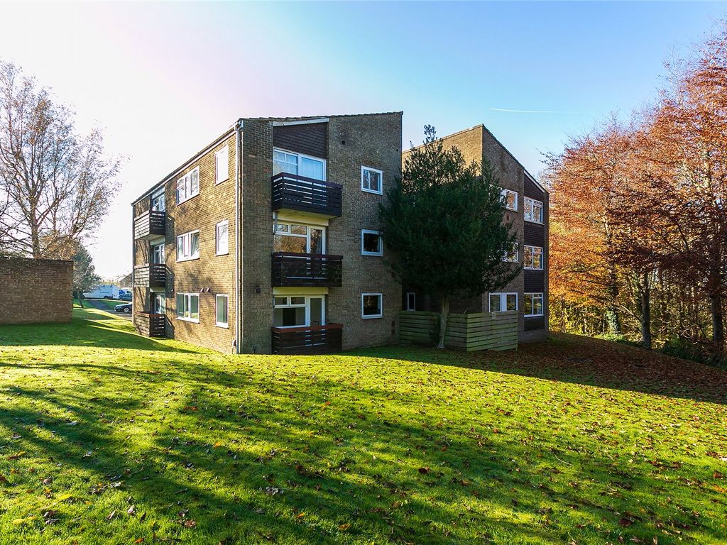 2 bed flat to rent in Close, Hemel Hempstead HP3, £1,200 pcm