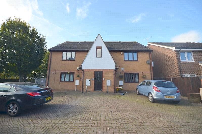 2 bed flat to rent in Lindsey Court, Veronica Close, Romford RM3 Zoopla