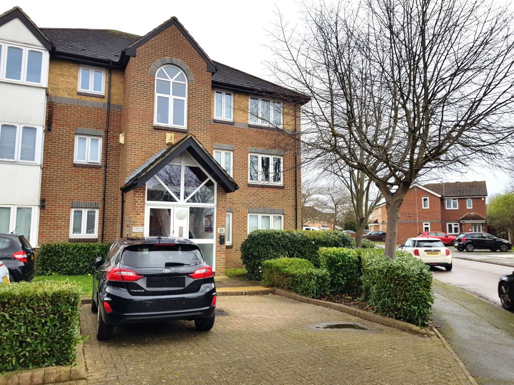 Studio to rent in Cotswold Way, Worcester Park KT4, £1,100 pcm Zoopla