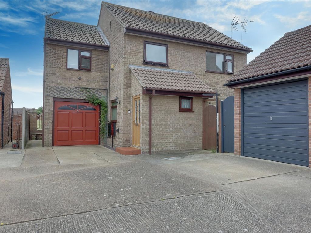 4 bed detached house for sale in Neasden Avenue, ClactonOnSea CO16, £