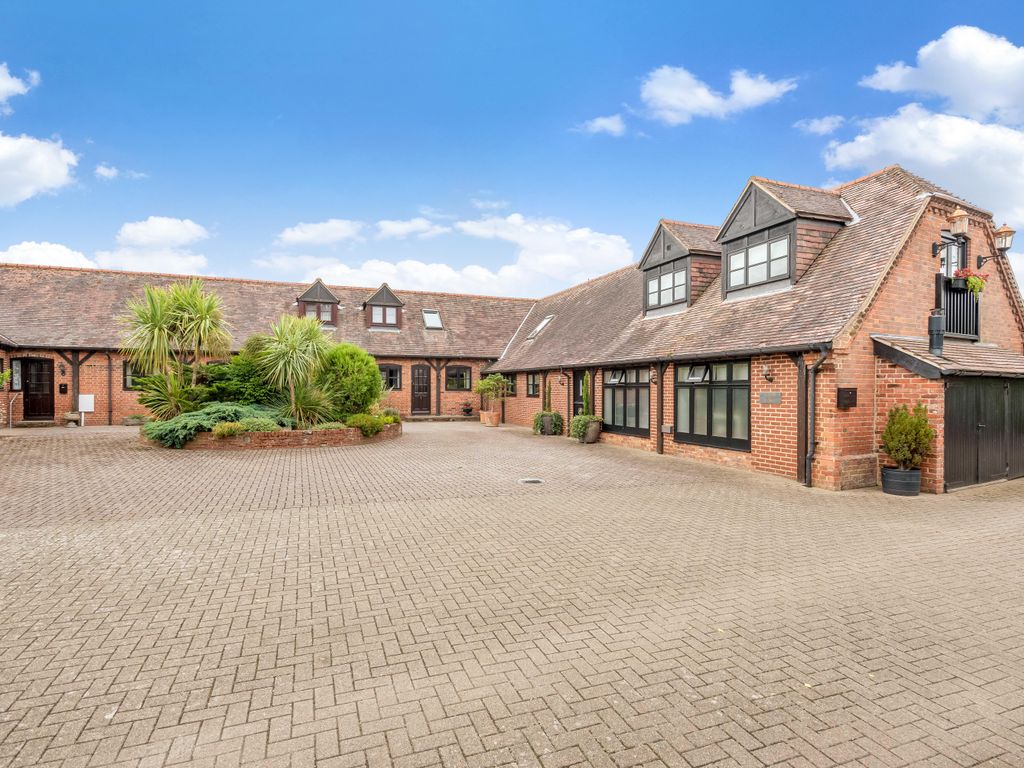 4 bed barn conversion for sale in Tonbridge Road, East Peckham