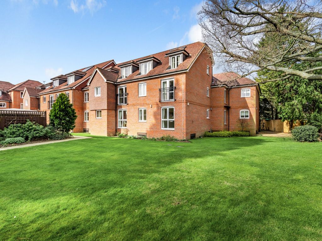 2 bed flat for sale in Oyster Lane, Byfleet, West Byfleet KT14 Zoopla