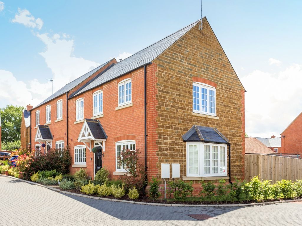 3 bed semidetached house for sale in Henge Close, Adderbury, Banbury