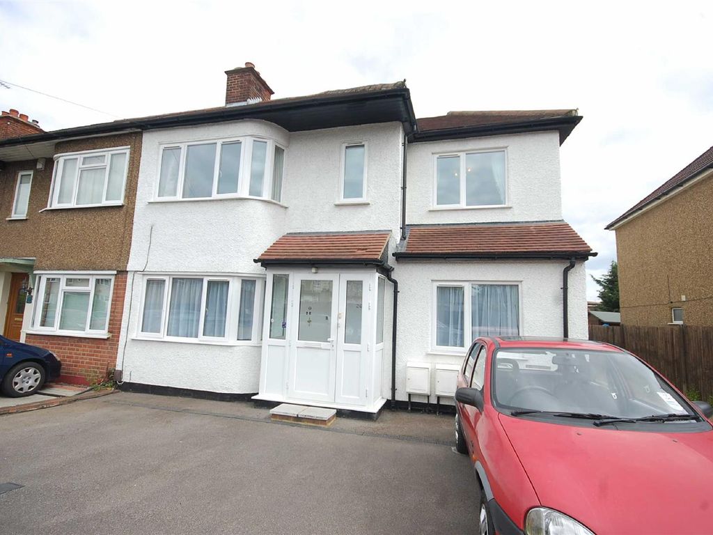 2 bed to rent in West Mead, Ruislip Manor, Ruislip HA4, £