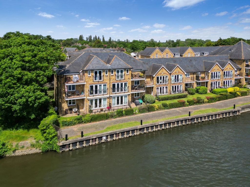 2 bed flat for sale in Swan Walk, Shepperton, Surrey TW17, £430,000