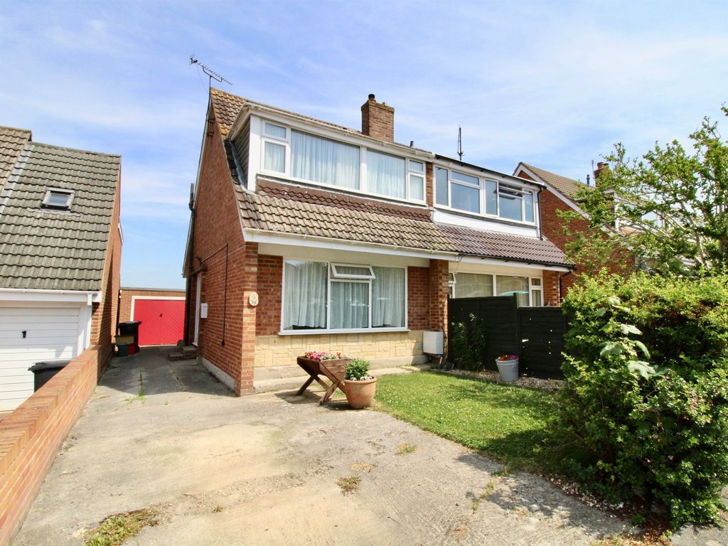 3 bed semidetached house for sale in Henley Drive, Highworth, Swindon