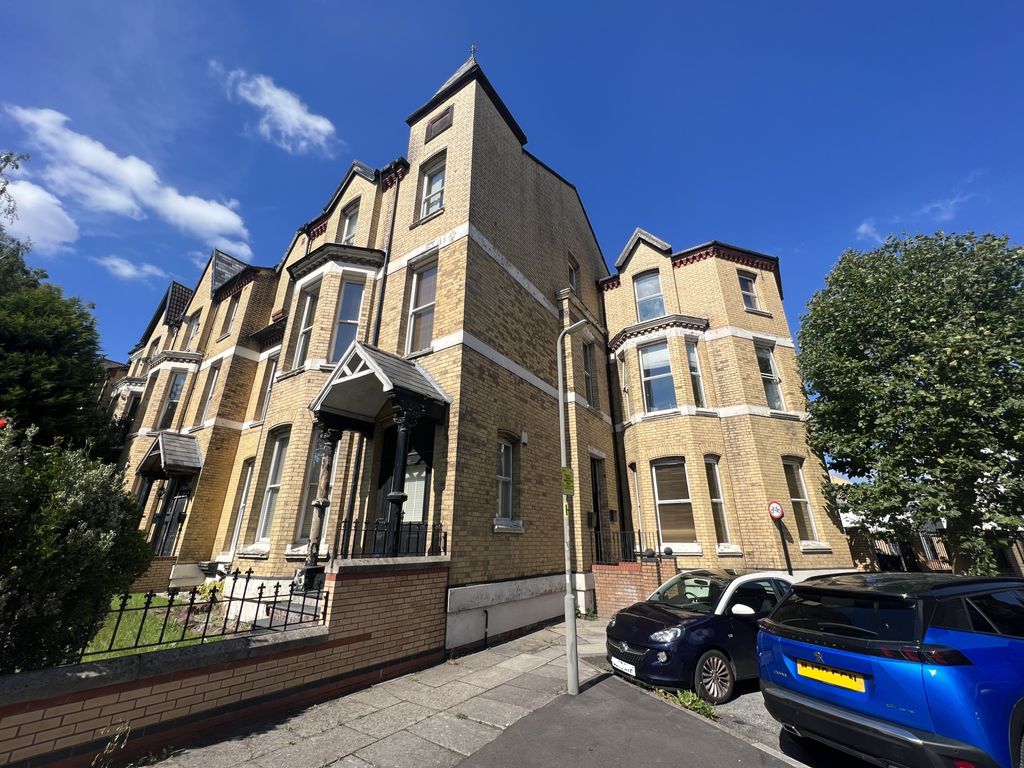 1 bed flat to rent in Princes Avenue, Toxteth, Liverpool L8, £825 pcm