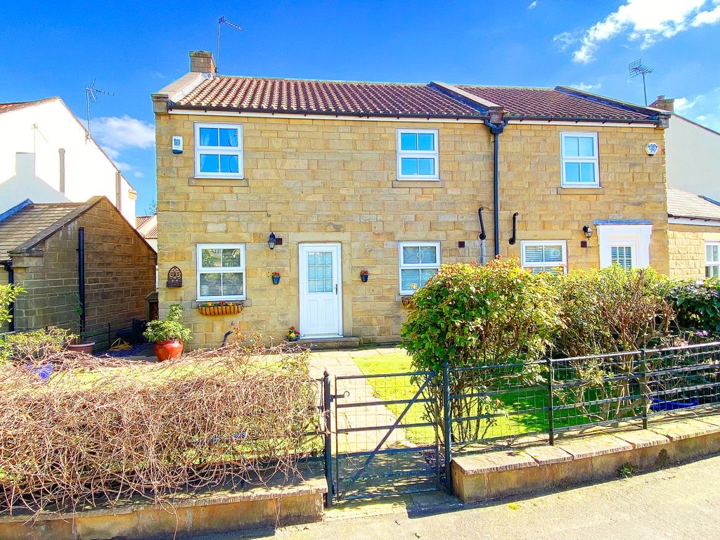 3 bed semidetached house for sale in White Horse Mews, Spofforth