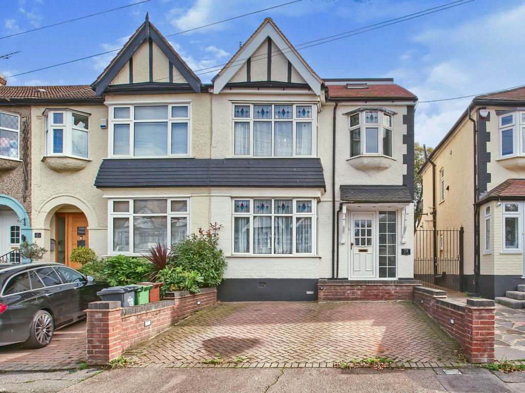 4 bed semidetached house for sale in Chingford, London E4 Zoopla