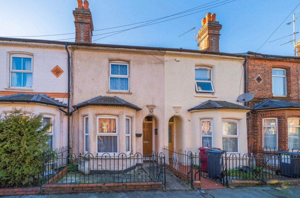 3 bed terraced house for sale in Elgar Road, Reading, Berkshire RG2