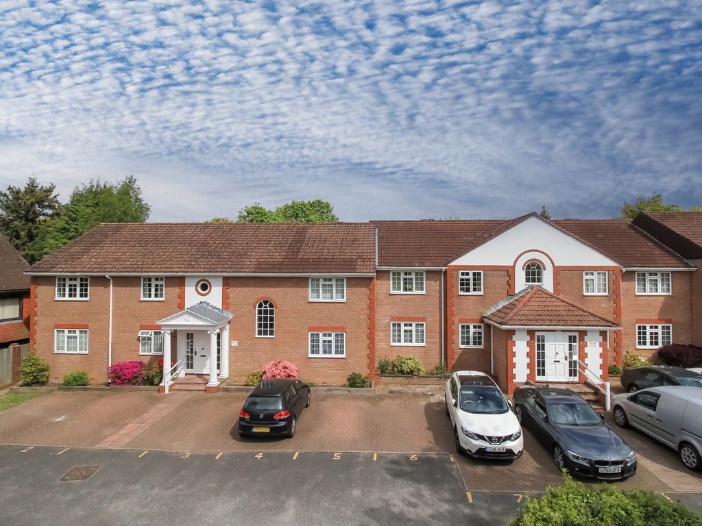 2 bed flat for sale in St. Nicholas Court, Crawley RH10 Zoopla