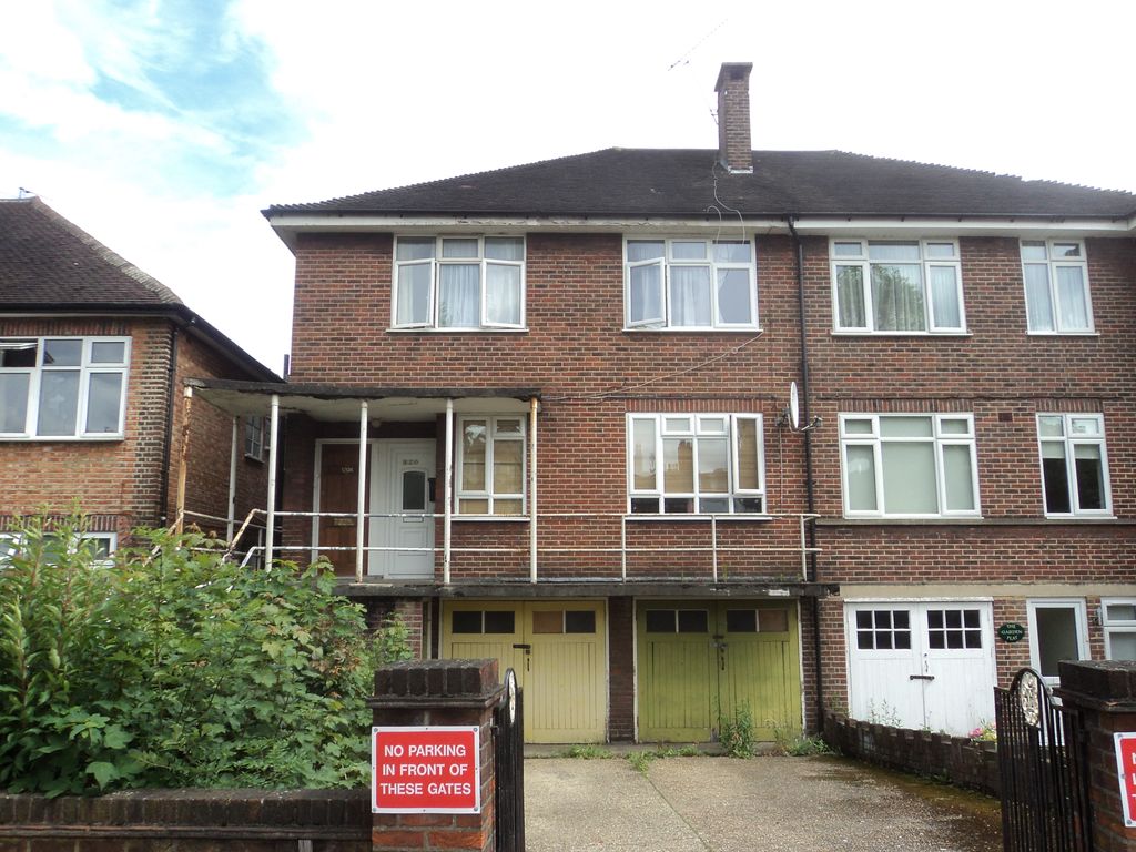4 bed flat to rent in Walm Lane, Willesden Green, London NW2, £3,399 pcm Zoopla