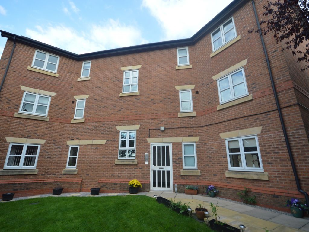 2 bed flat to rent in Springbank Gardens, Lymm WA13, £850 pcm Zoopla