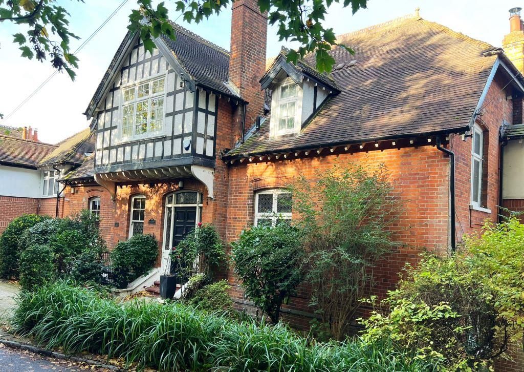 2 bed flat to rent in Susans Wood, Chislehurst BR7, £1,600 pcm Zoopla